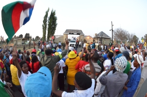 Hundreds cheer returning ‪Lesotho‬ PM Tom Thabane outside his official residence on Sept. 16. But what was there to cheer? Thabane looked glum. Didn't wave. (Photo: mjj)